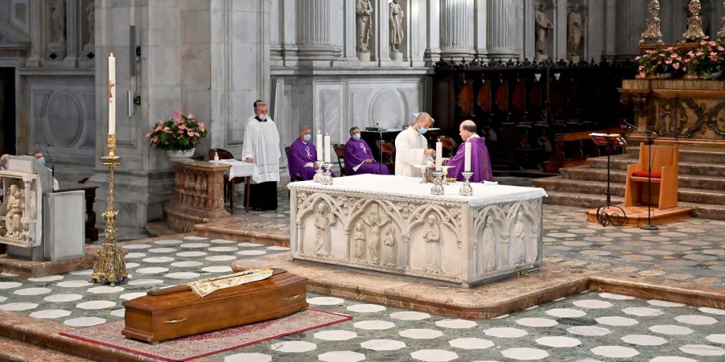 Duomo di Como gremito ieri mattina per i funerali di padre Ambrogio Perego