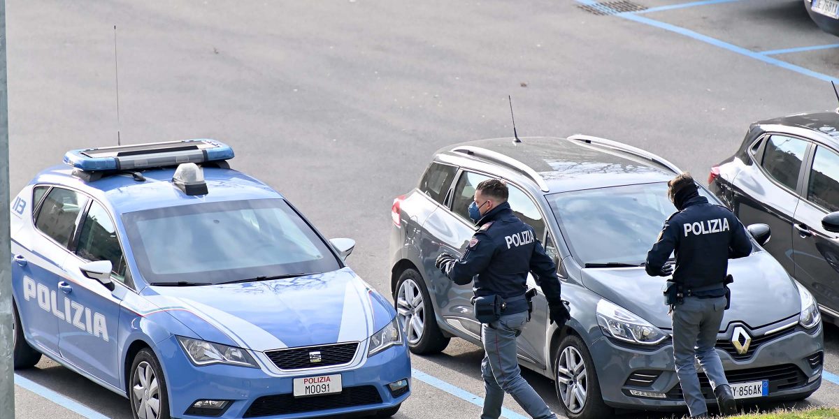 Cittadino-poliziotto fotografa lo spaccio: intervento delle volanti, due denunciati