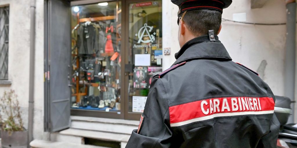 Dramma in centro a Como: entra nell’armeria di viale Lecco e si spara. La vittima è un 30enne