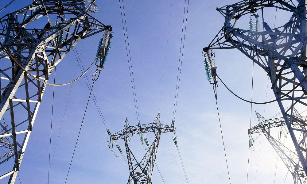 Da gennaio elettricità -5,4%, gas +0,8%