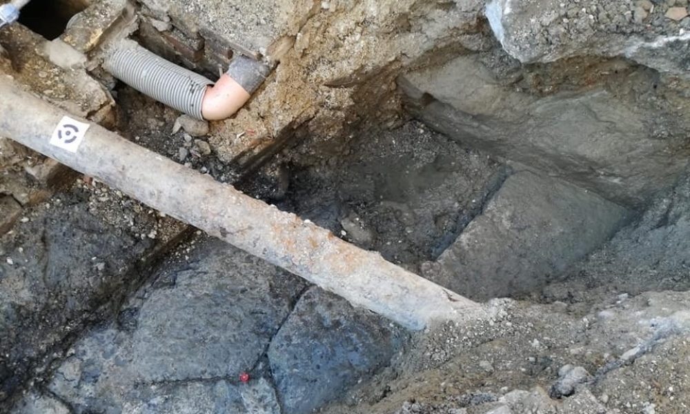 Da lavori condotta riaffiora strada Roma