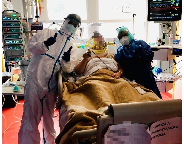 Da ospedale foto malata, ‘state a casa’