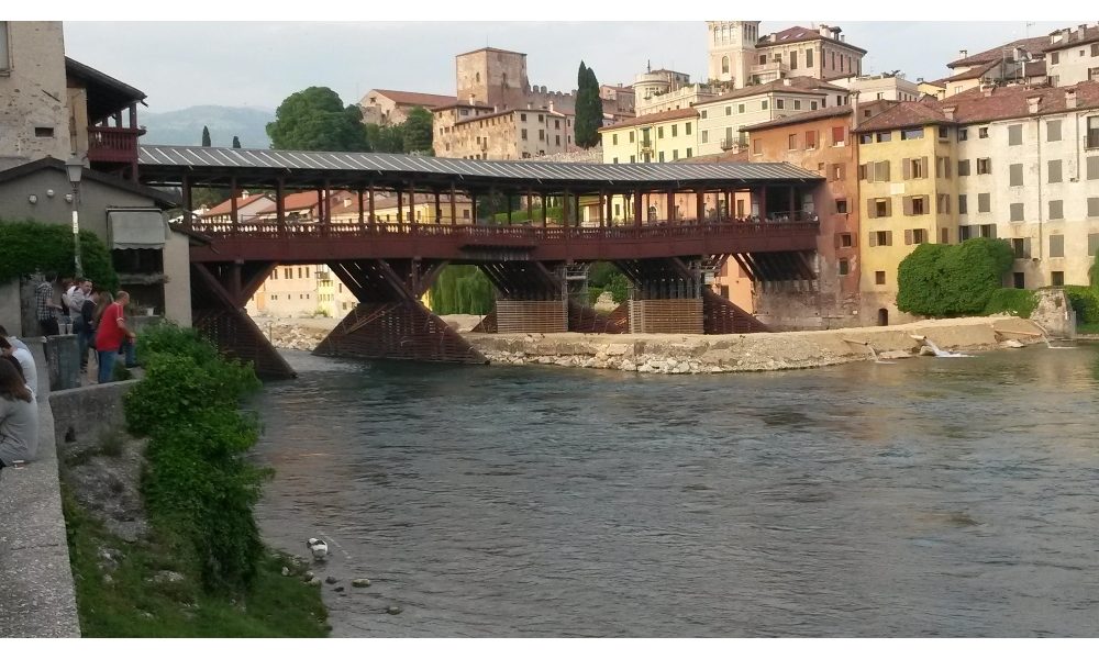 Danneggia lapidi partigiani, denunciato