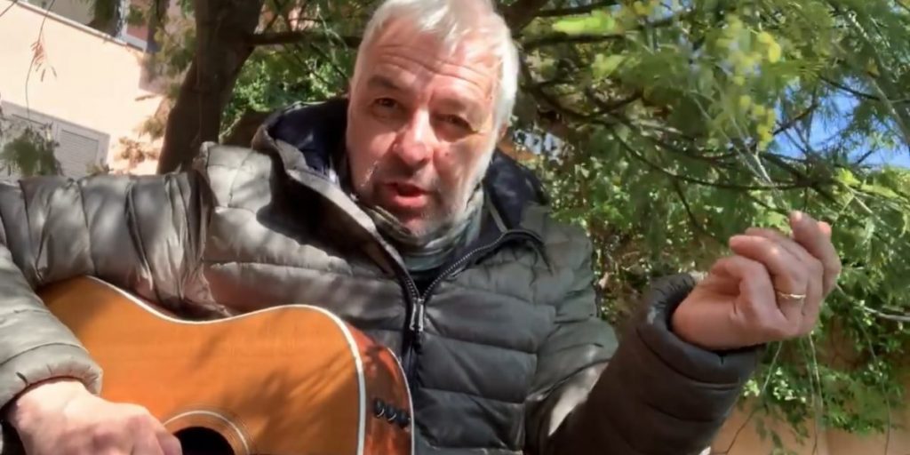 #iorestoacasa: Van De Sfroos suona dal tetto, il ciclista pedala sul balcone