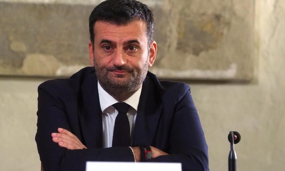 Decaro, locali aperti, ma stop a cibi e bevande fuori