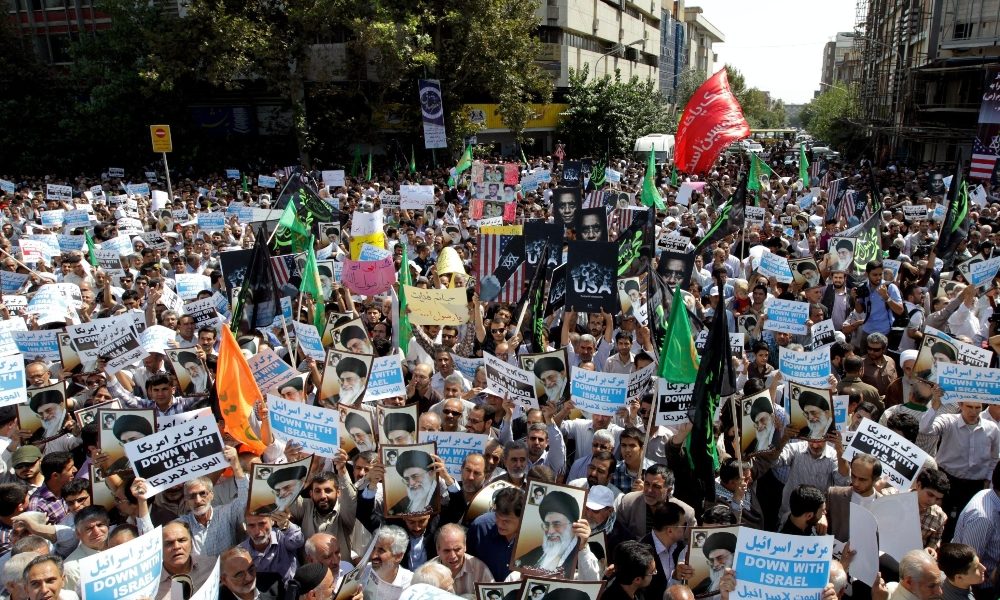 Decine di migliaia in piazza a Teheran