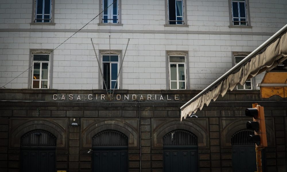 Detenuto tenta di strangolare agente