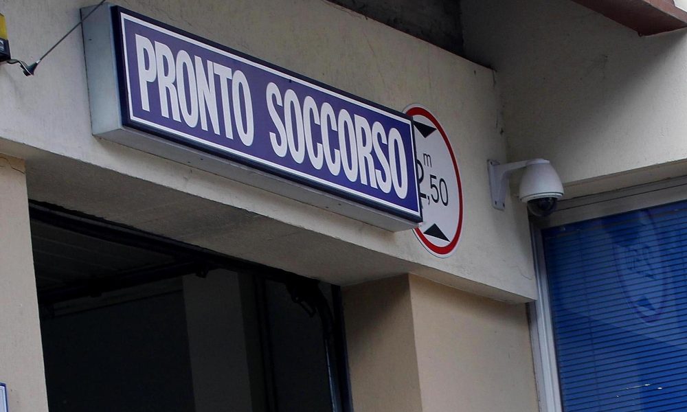 Difende anziano, aggressore lo pesta