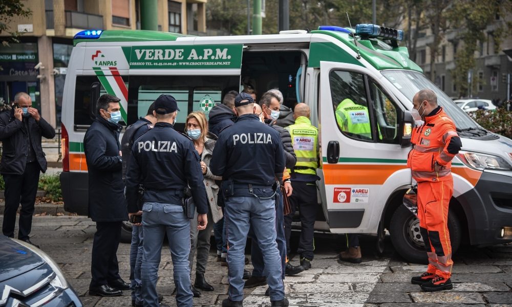 Direttore banca Milano colpito da calcio pistola alla testa
