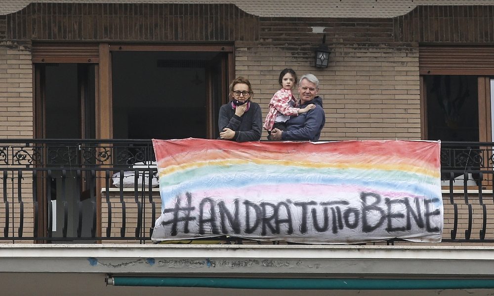 Don Buonaiuto, dai balconi un’Ave Maria