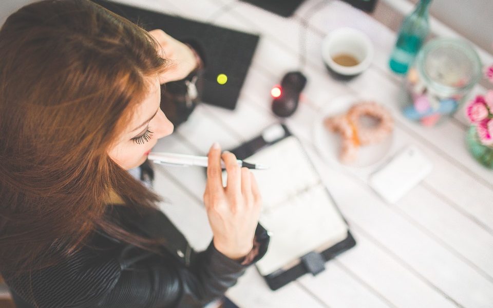Più donne nel mercato del lavoro  ma cresce sul Lario la  precarietà