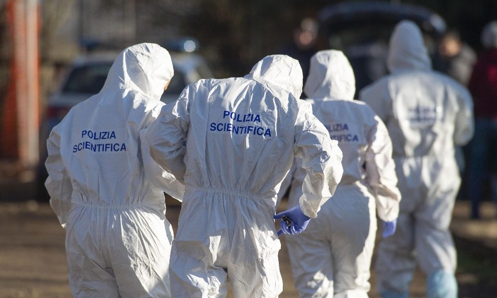 Donna morta in casa, forse delitto