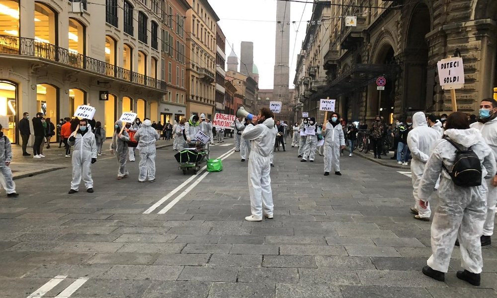 Dpcm: al via protesta a Bologna, tute bianche in strada