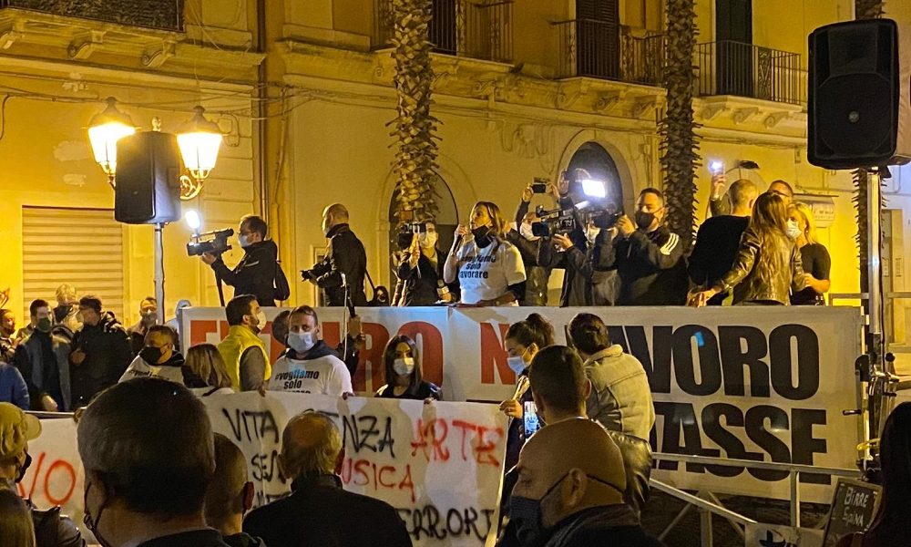 Dpcm: sit-in in piazza a Taranto, ‘No lavoro no tasse’