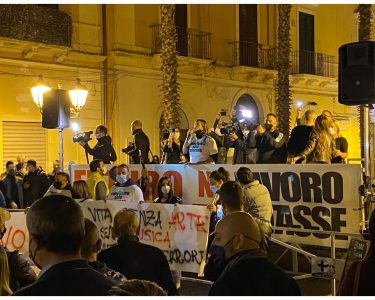 Insegue i presunti ladri e li fa arrestare. Per il giudice non c’è la prova: assolti