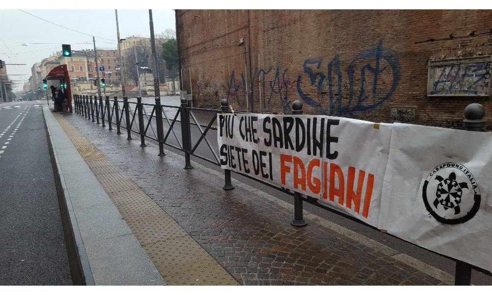 Drappo Casapound anti-sardine a Bologna