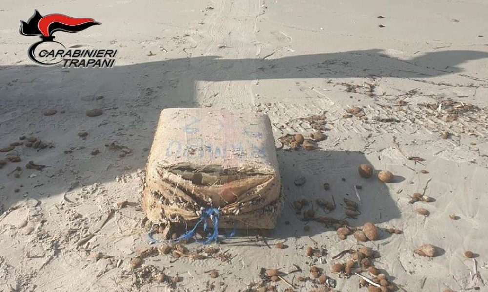 Droga: Cc trovano 40 chili di hashish su spiaggia di Marsala