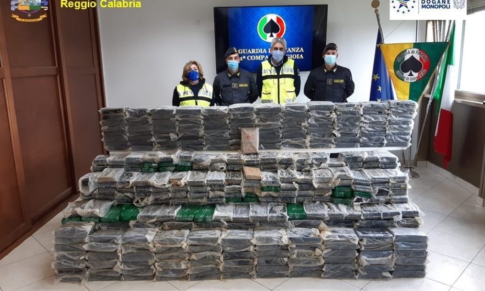 Droga: Gdf sequestra 900 kg cocaina in porto Gioia Tauro