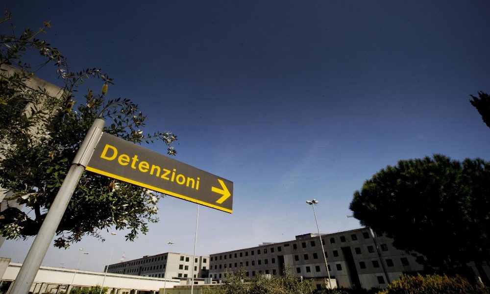 Drone con due smartphone atterra nel carcere di Secondigliano