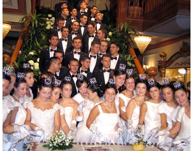 Due donne aprono ballo a Opera di Vienna
