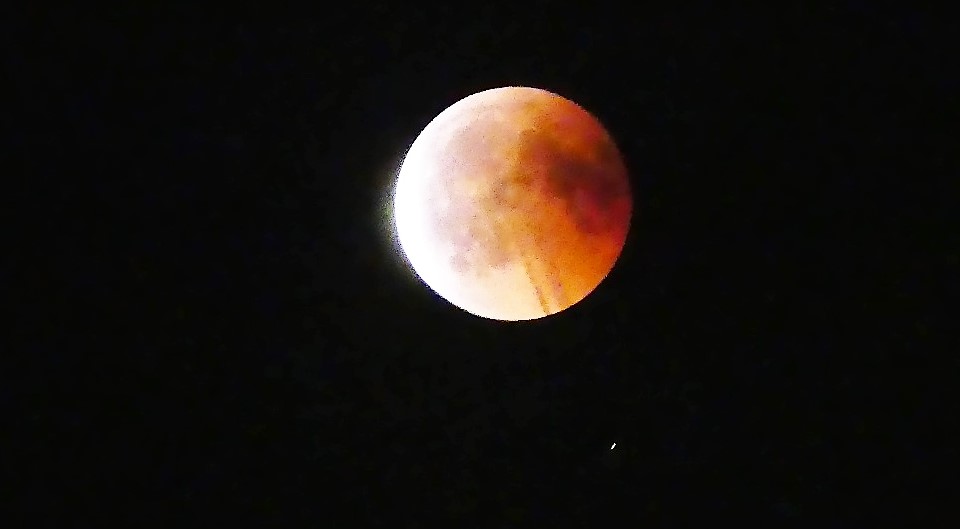 Il fascino dell’eclissi di luna incanta i comaschi