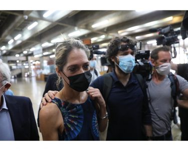 Cari politici, se non soldi, almeno presenza. Perché non si allarghi il vallo