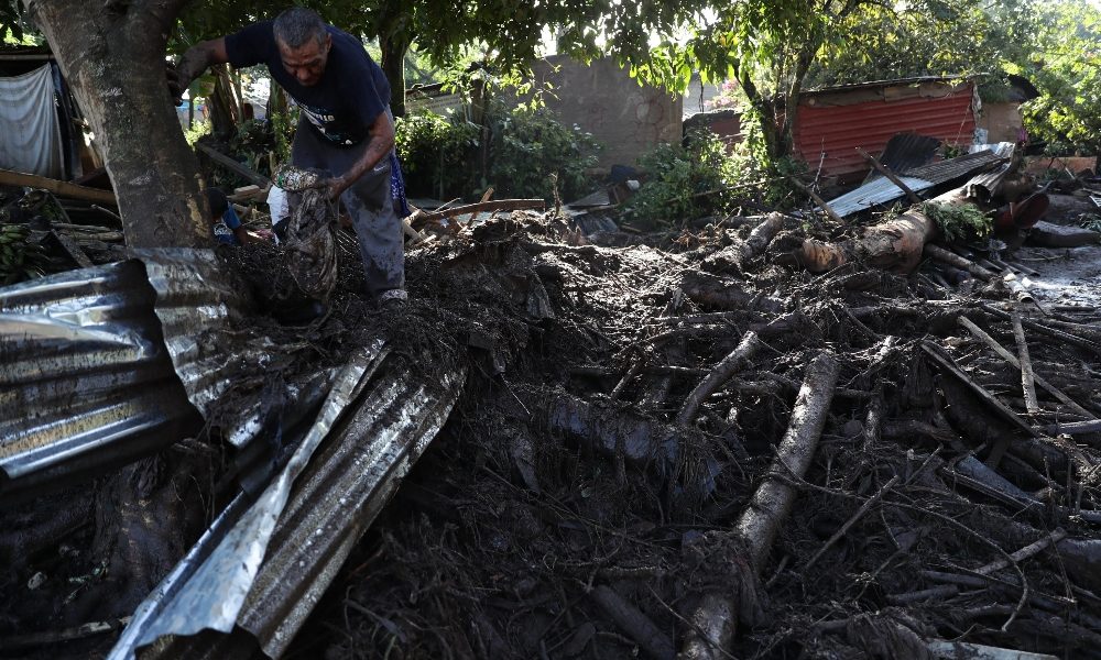 El Salvador: almeno 6 morti e 35 dispersi per una frana