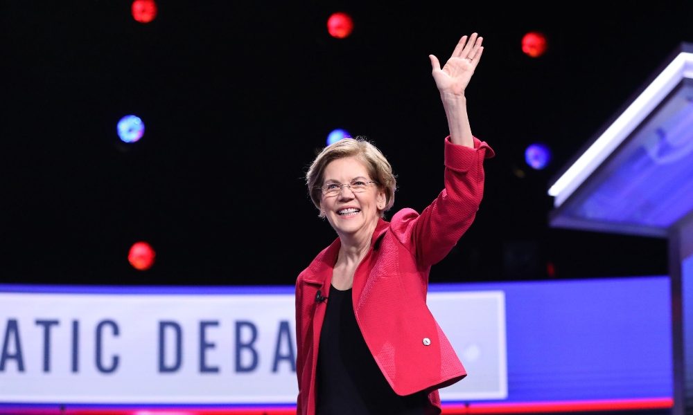 Elizabeth Warren sospende sua campagna