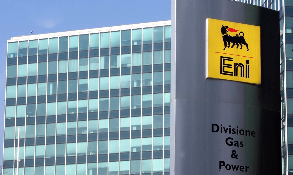 Eni rivede scenario prezzi, accelera decarbonizzazione