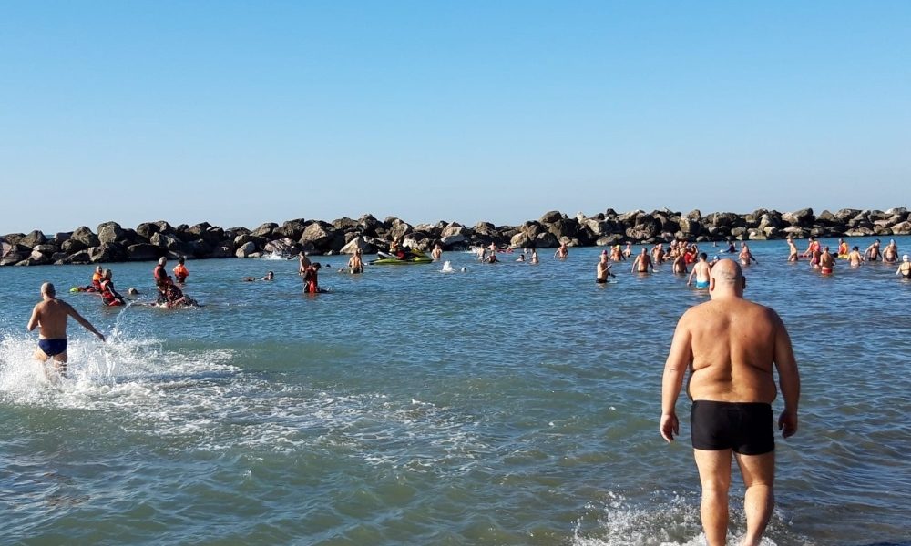 Epifania: 266 si tuffano in mare di Pisa
