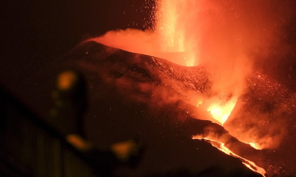 Eruzione Canarie: il vulcano emette grandi quantità di lava