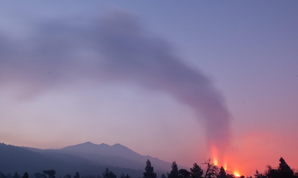 Eruzione Canarie: lava sommerge altri campi e costruzioni
