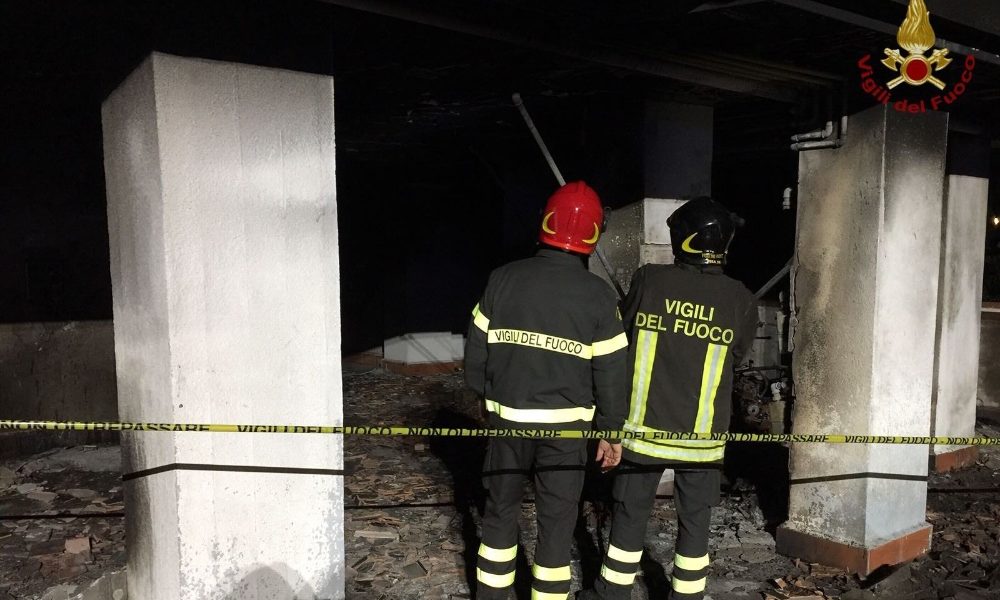 Esplosione in garage, uomo è grave