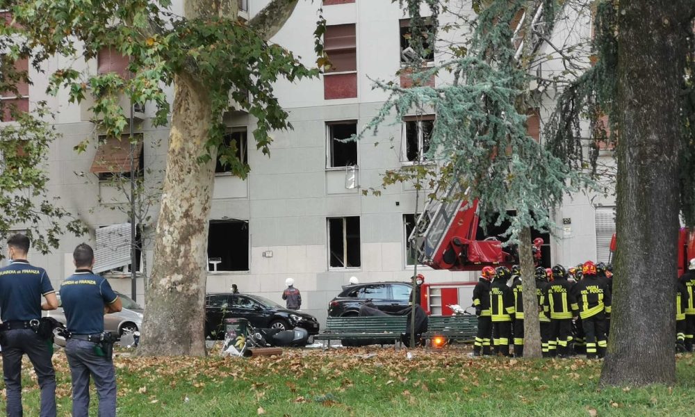 Esplosione in una palazzina a Milano Sud, feriti