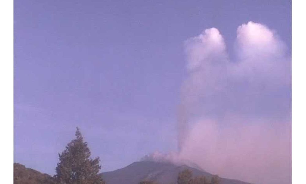 Etna: attività stromboliana, nube eruttiva alta 4 km