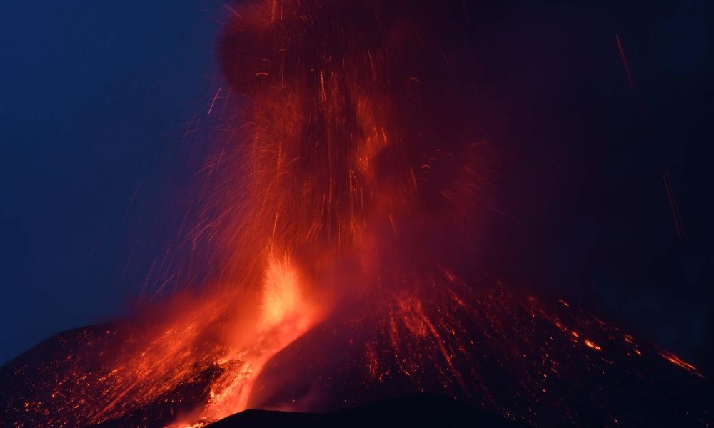 Etna: eruzione continua, nuova fontana di lava da Sud-Est