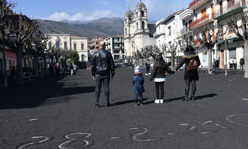 Etna: intensa nube , ‘piove’ cenere lavica a Catania