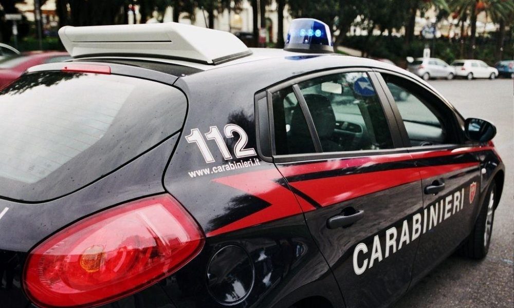 Evade da domiciliari per picchiare la ex moglie, arrestato