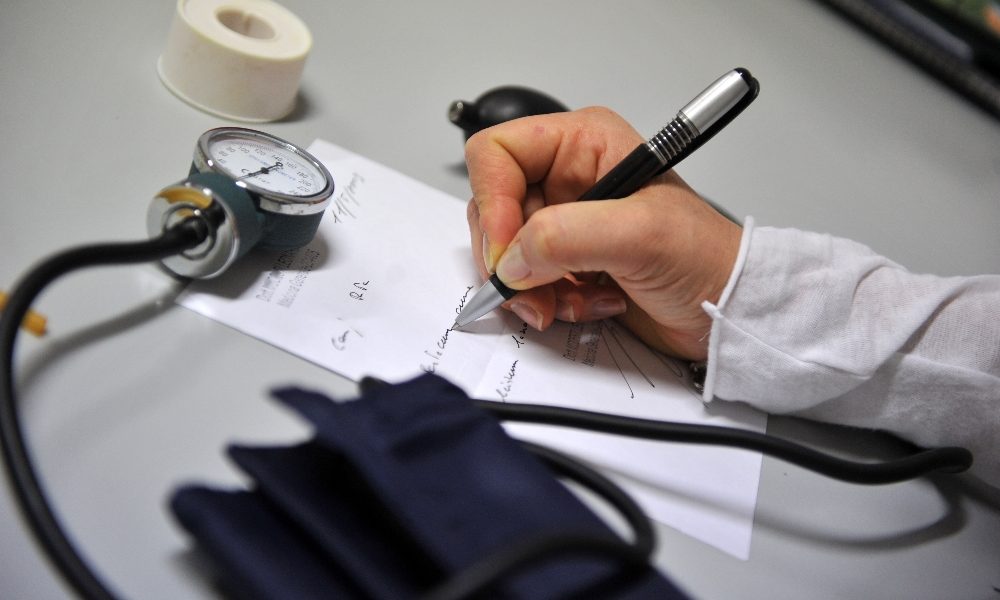 Covid, l’appello dei medici: «Anticipare la vaccinazione antinfluenzale, ricette on line»