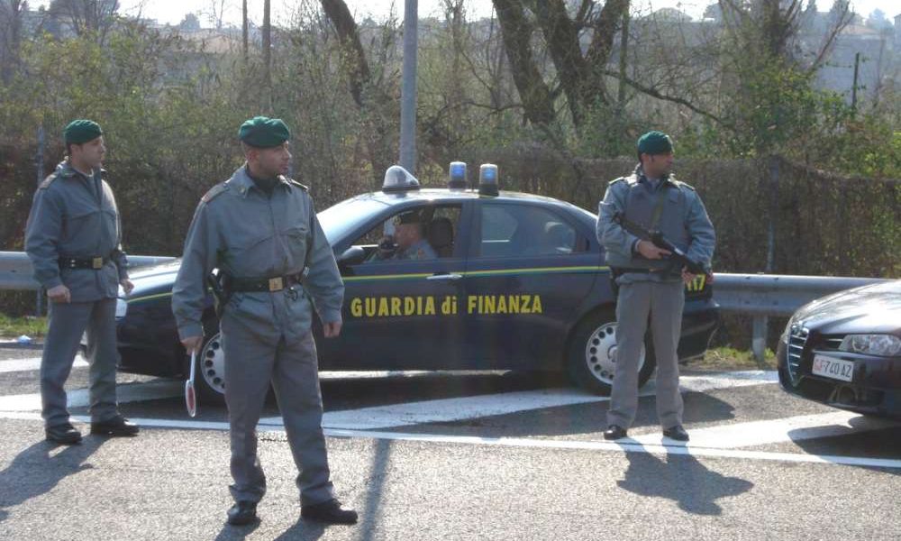 Negozio abusivo in centro città: la finanza sequestra 1400 capi di abbigliamento
