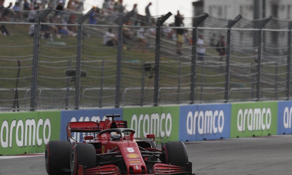 F1: incidente Ferrari Vettel, Leclerc lo schiva in pista