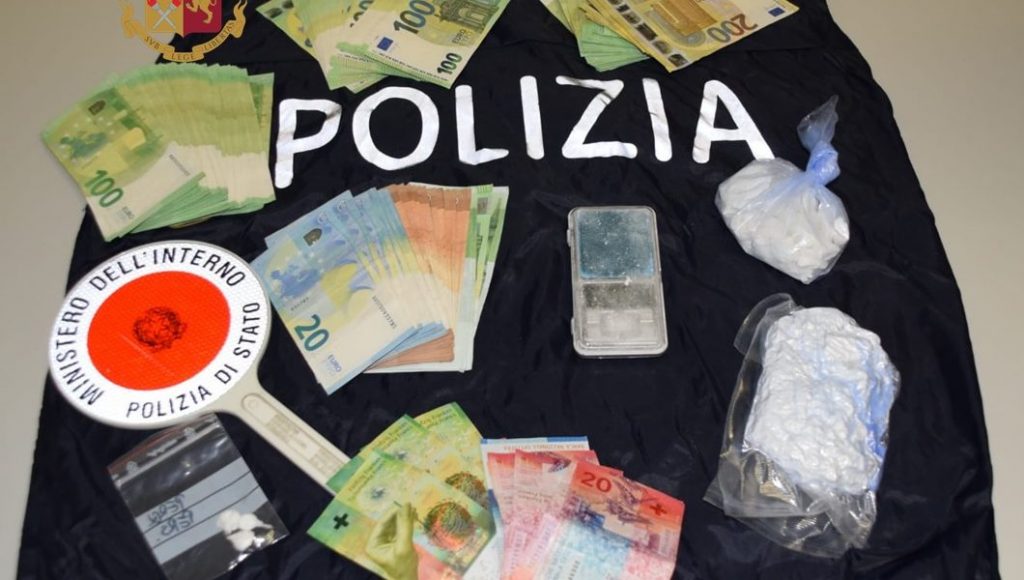 Lancia dal balcone la borsetta con la droga e 42 mila euro: arrestati a Cantù marito e moglie