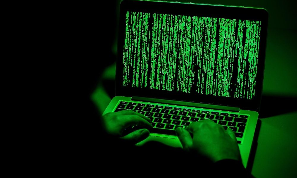 Attacco hacker all’incontro on-line con la scuola: insulti, bestemmie e filmati pornografici