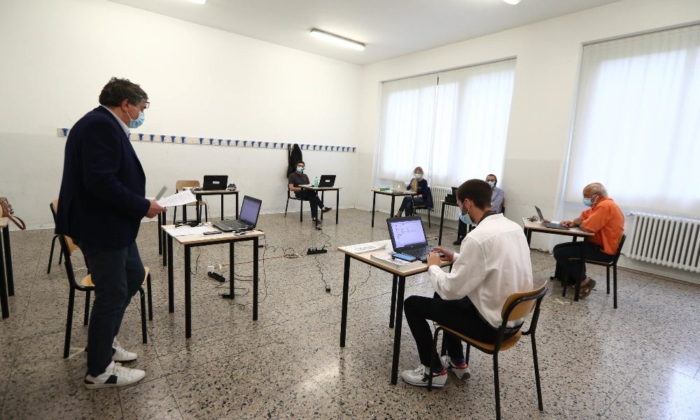 Fanno maturità per compagna classe morta