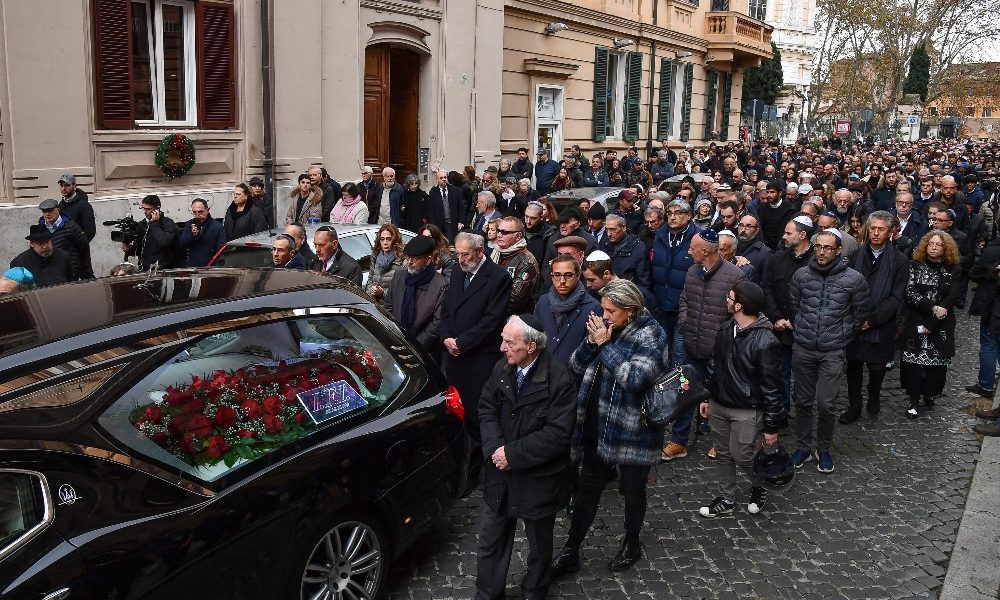 Feretro Terracina sfila in ghetto Roma
