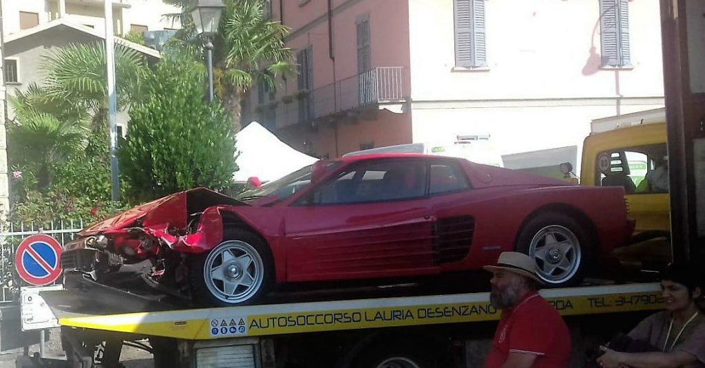 Film ad Argegno: frontale fra due auto non previsto dal copione. La Ferrari sul carro attrezzi