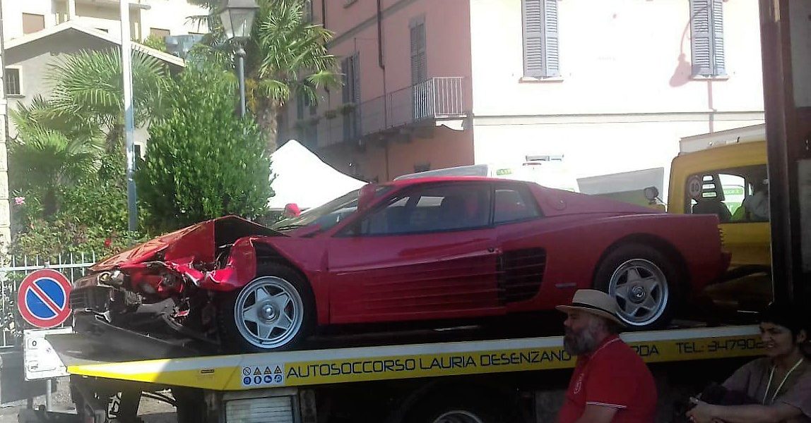 Film ad Argegno: frontale fra due auto non previsto dal copione. La Ferrari sul carro attrezzi
