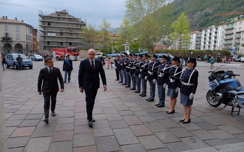 La festa della Polizia di Stato al Teatro Sociale: «Reati in calo ma la sicurezza assoluta è utopia»