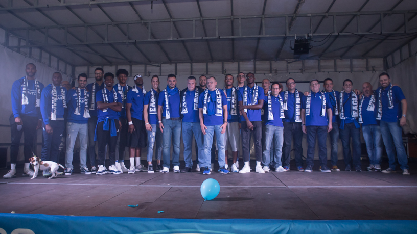 Pallacanestro Cantù: bagno di folla per la presentazione in piazza Garibaldi