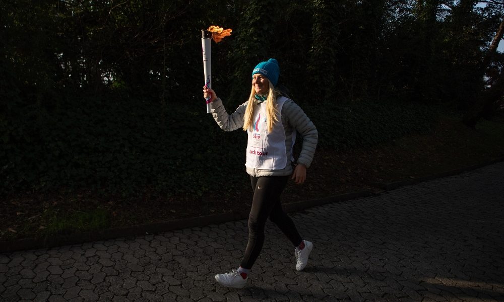 Fiamma olimpica accesa senza spettatori